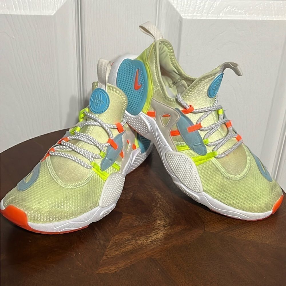 NIKE Huarache E.D.G.E. Premium 'Barely Volt', Youth Sizes 6.5Y (CD8170-700)‎
